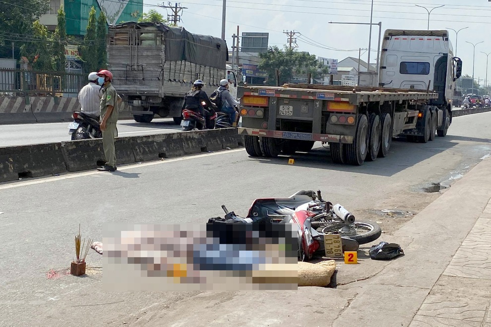 Người đàn ông chết thảm dưới bánh xe đầu kéo - 1 Người đàn ông chết thảm dưới bánh xe đầu kéo - 1