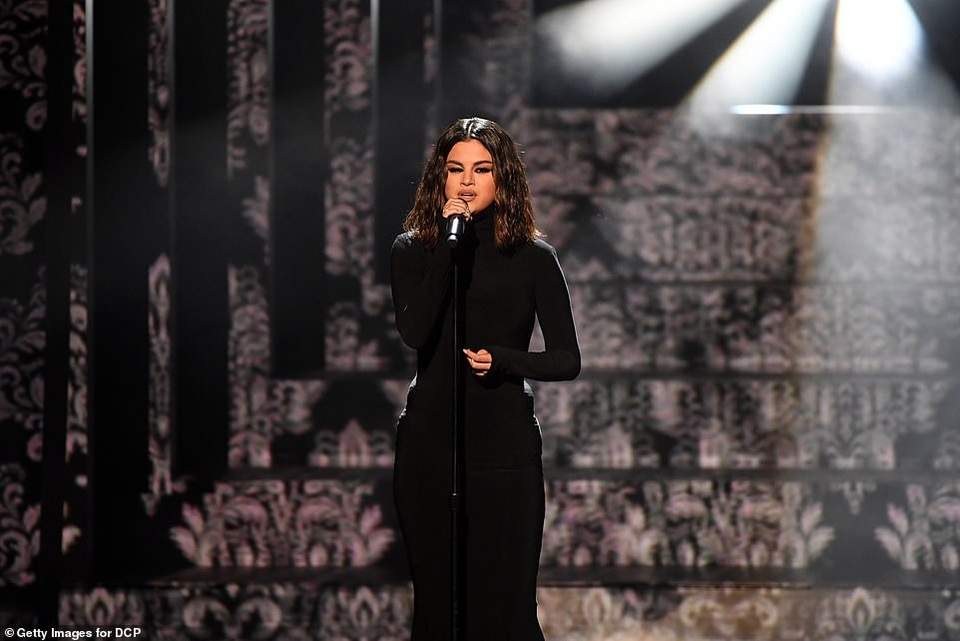 Selena trình diễn gợi cảm sau những vật vã vì bị chê bai ngoại hình - 4 Selena trình diễn gợi cảm sau những vật vã vì bị chê bai ngoại hình - 4