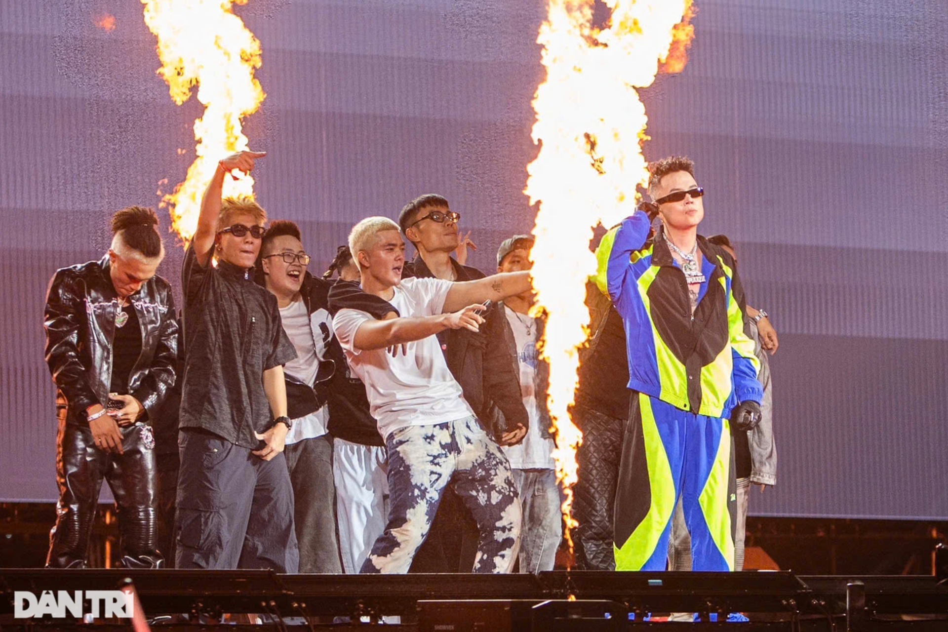 Ông hoàng Kpop PSY trình diễn Gangnam Style ở TPHCM, 10.000 người bùng nổ - 8 Ông hoàng Kpop PSY trình diễn Gangnam Style ở TPHCM, 10.000 người bùng nổ - 8