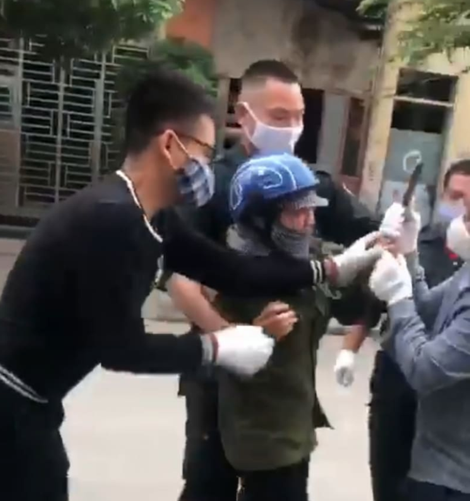 TP Hạ Long lên tiếng vụ người bán rau khóc lóc van xin lực lượng TTĐT - 3 TP Hạ Long lên tiếng vụ người bán rau khóc lóc van xin lực lượng TTĐT - 3