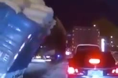 Thót tim tình huống xe chở quá tải suýt lật nghiêng sang xe bên cạnh