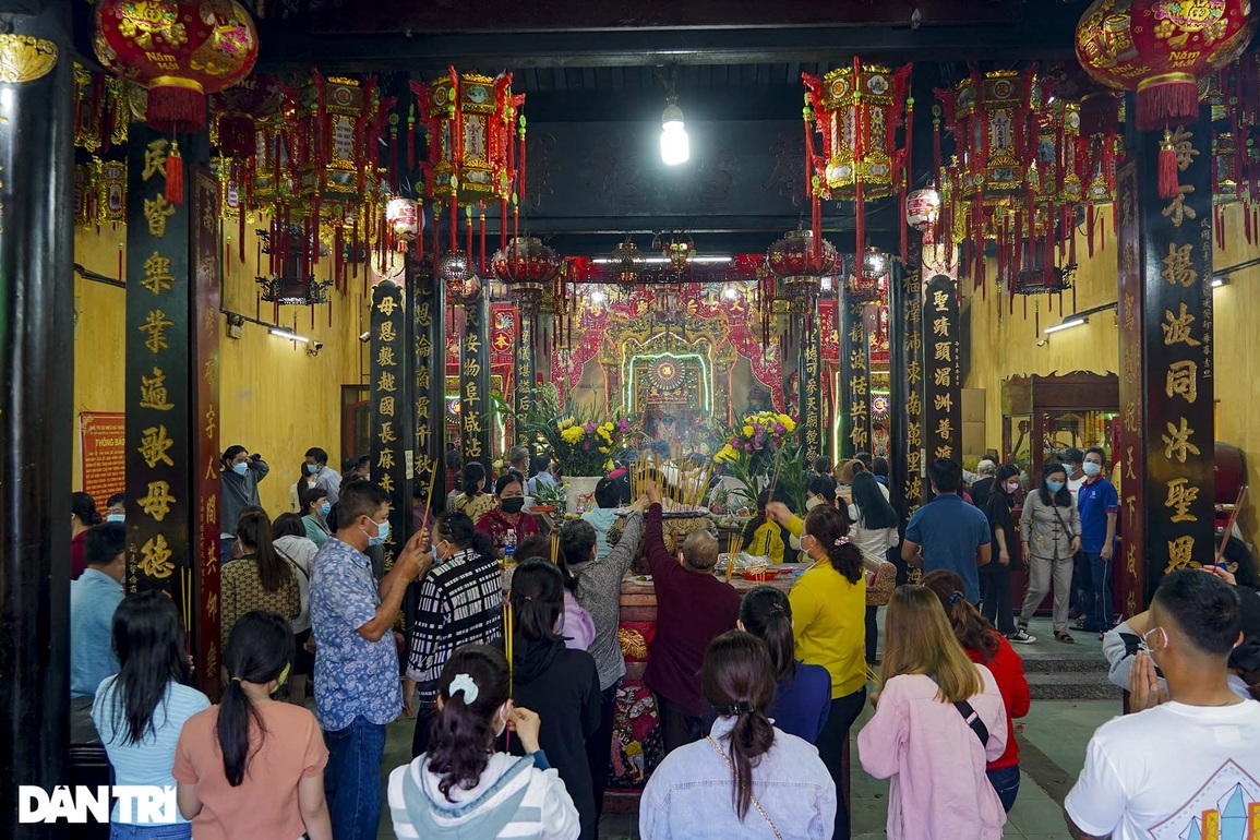 Đông đảo du khách lễ chùa Bà Thiên Hậu ở Bình Dương dịp rằm tháng Giêng - 3 Đông đảo du khách lễ chùa Bà Thiên Hậu ở Bình Dương dịp rằm tháng Giêng - 3