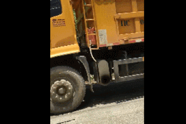 Thoát chết đầy may mắn trong chiếc xe ô tô bẹp dúm sau vụ tai nạn liên hoàn