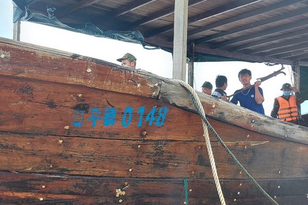 Tàu không người lái nghi từ Trung Quốc dạt vào bờ biển Quảng Trị - 2 Tàu không người lái nghi từ Trung Quốc dạt vào bờ biển Quảng Trị - 2