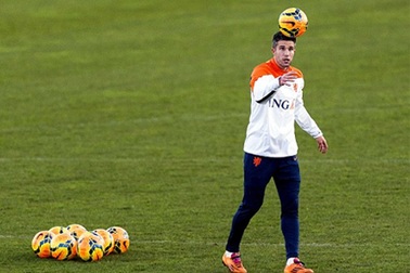 Pha làm bàn siêu kỹ thuật của Van Persie