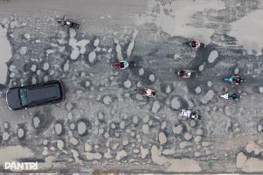 Con đường hàng trăm "hố bom", vá đi vá lại sau mỗi cơn mưa ở TPHCM