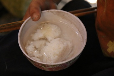 Thắt lòng với bữa cơm chan nước lã và hai tiếng "chi pâu"