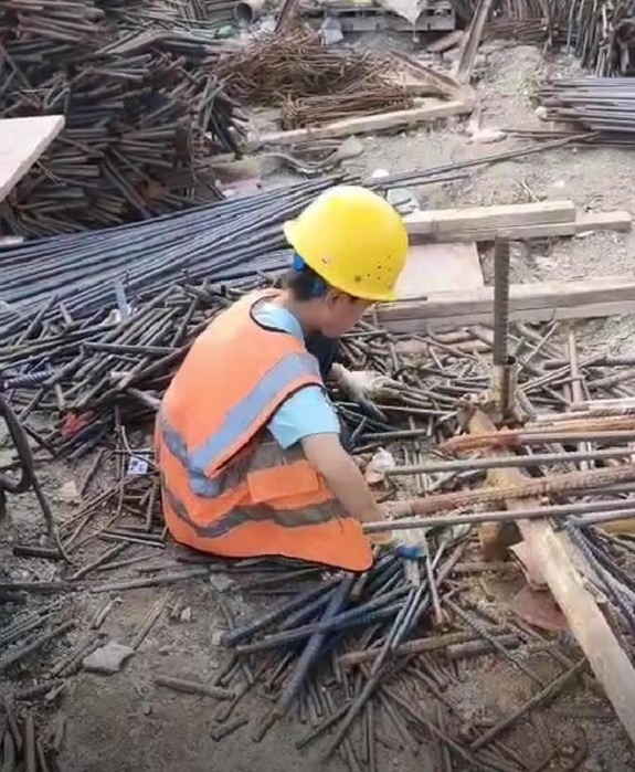 Nucení dětí k práci jako stavební dělníci nebo pouliční prodejci, rodiče čeká dojemný konec - 2 Ép con đi phụ hồ, bán hàng rong, cha mẹ nhận cái kết cười ra nước mắt - 2