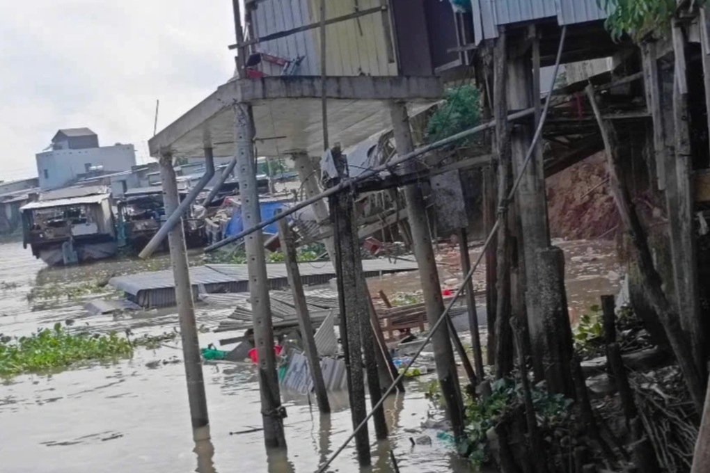 Sạt lở nghiêm trọng ở An Giang, 6 căn nhà rơi xuống sông - 1 Sạt lở nghiêm trọng ở An Giang, 6 căn nhà rơi xuống sông - 1