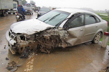 Ô tô đối đầu, quốc lộ 1A tắc nghẽn nhiều giờ