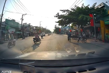 "Nữ ninja" đi xe máy sang đường như chỗ không người