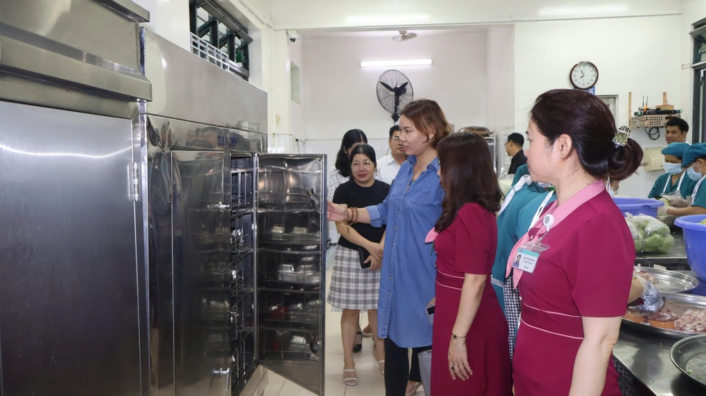 Föräldrar i Ho Chi Minh-staden inspekterar internatsköket och provar sina barns lunch i skolan - 1 Phụ huynh TPHCM soi bếp ăn bán trú, ăn thử bữa trưa của con ở trường - 1