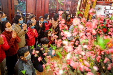 Người dân Thủ đô đi chùa cầu an đêm giao thừa