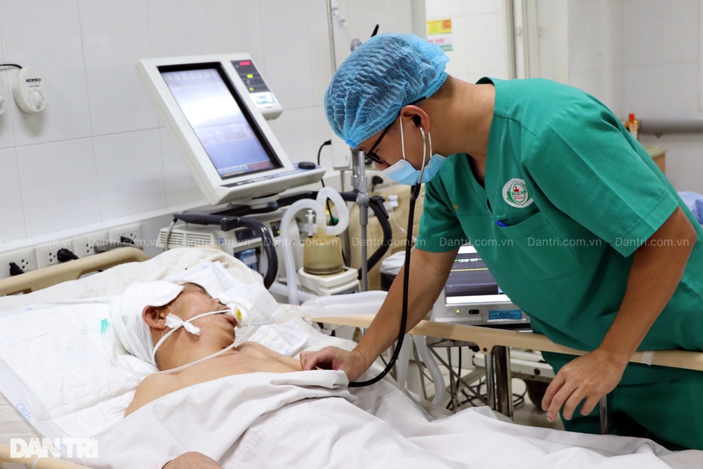 Vay 4 triệu đồng, anh công nhân bay về quê mong cứu bố tai biến - 2 Vay 4 triệu đồng, anh công nhân bay về quê mong cứu bố tai biến - 2