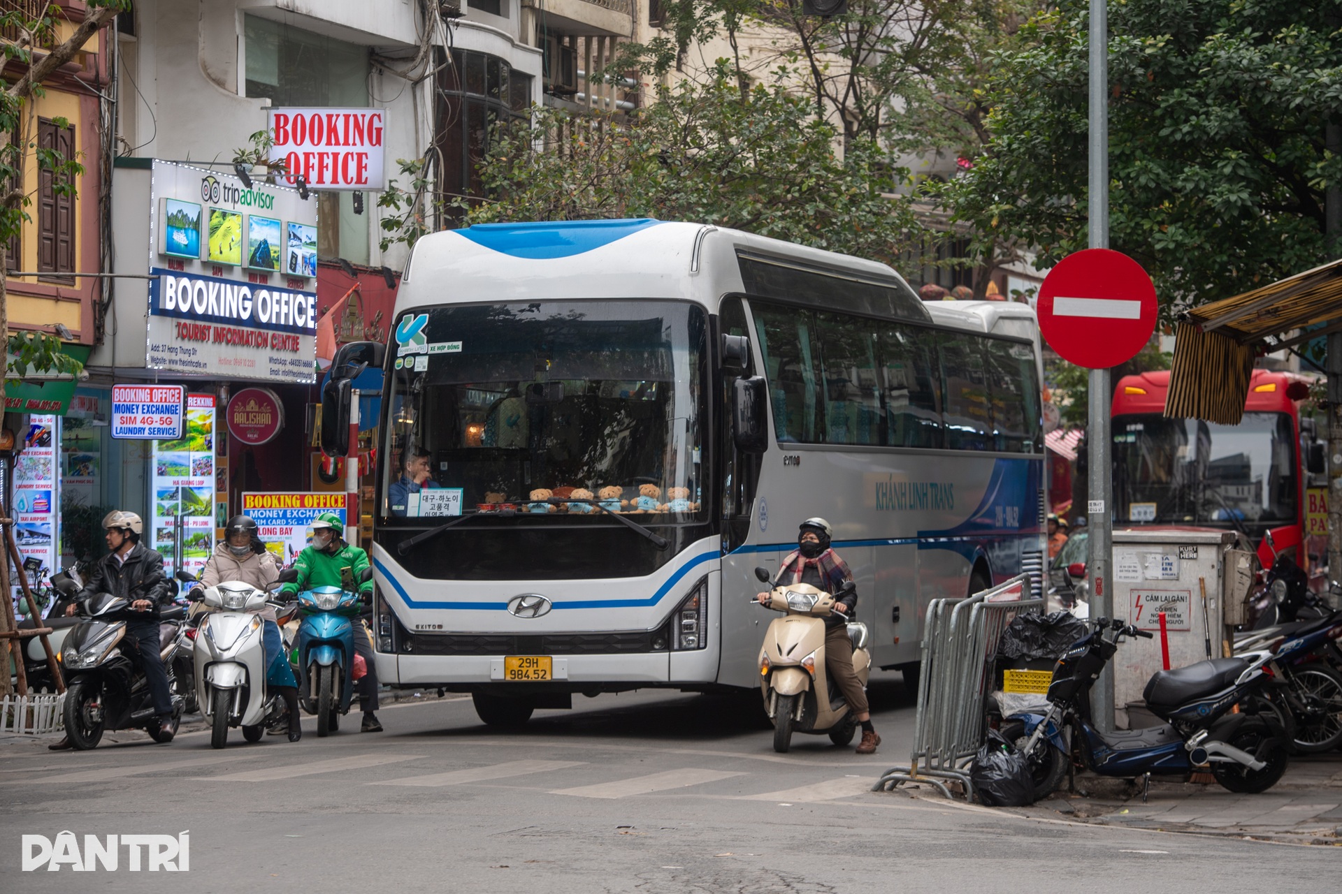 Xe khách trên 16 chỗ chen chúc gây ùn tắc giữa phố cổ Hà Nội - 2 Xe khách trên 16 chỗ chen chúc gây ùn tắc giữa phố cổ Hà Nội - 2