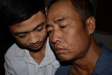 Cậu học trò gào khóc: “Bố ơi, bố đừng chết!”