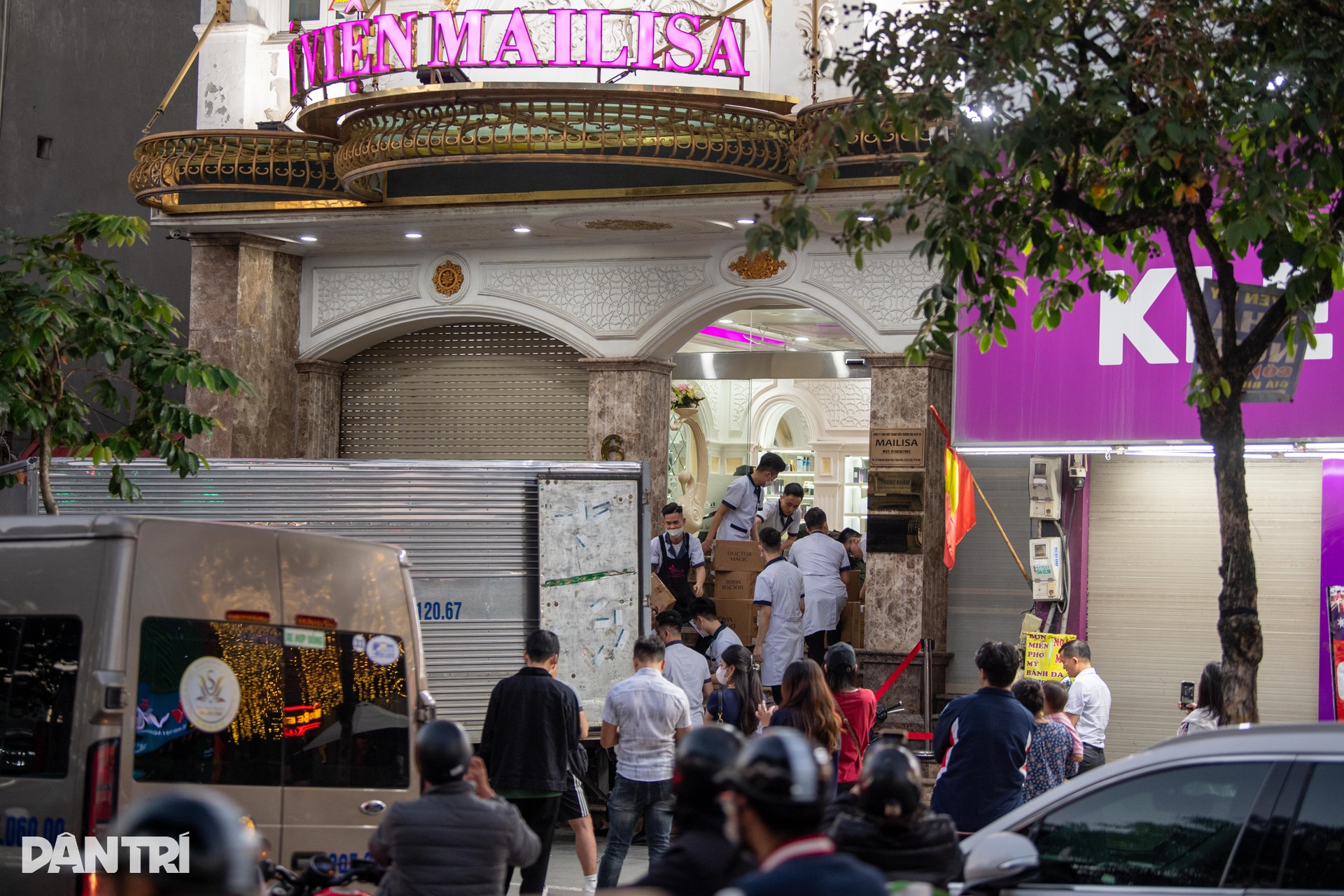 Cảnh sát chuyển hàng trăm thùng đồ rời Mailisa Hà Nội sau 7 tiếng làm việc - 1 Cảnh sát chuyển hàng trăm thùng đồ rời Mailisa Hà Nội sau 7 tiếng làm việc - 1