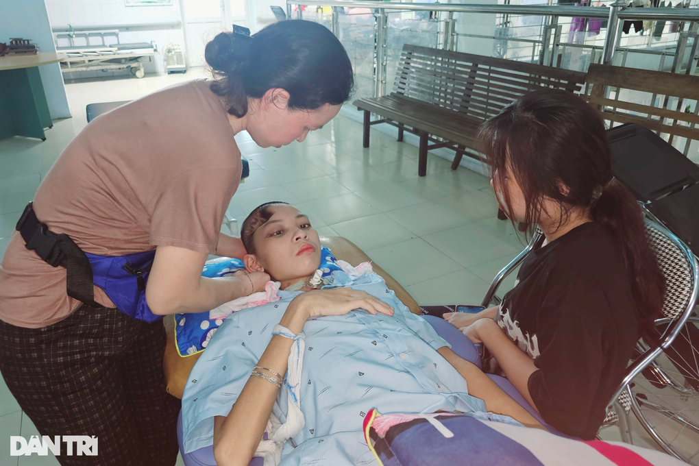 Người mẹ có con trai nguy kịch sau tai nạn được giúp hơn 200 triệu đồng - 2 Người mẹ có con trai nguy kịch sau tai nạn được giúp hơn 200 triệu đồng - 2