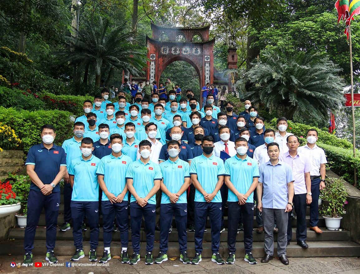 Người hâm mộ vây quanh HLV Park Hang Seo ở Đền Hùng - 1 Người hâm mộ vây quanh HLV Park Hang Seo ở Đền Hùng - 1