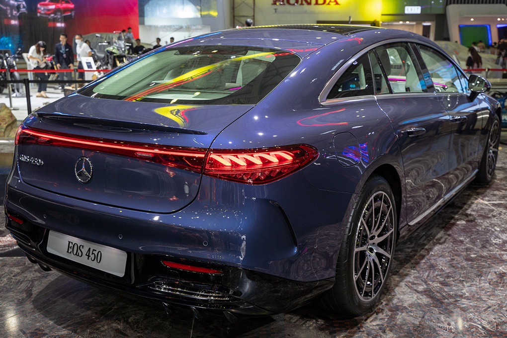 Lộ diện tại VMS 2022, xe điện Mercedes-Benz EQS chốt giá từ 4,84 tỷ đồng - 7 Lộ diện tại VMS 2022, xe điện Mercedes-Benz EQS chốt giá từ 4,84 tỷ đồng - 7