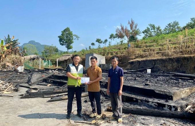 Anh Thào Văn Thanh nhận hỗ trợ từ GNI giúp khắc phục hậu quả sau hỏa hoạn.