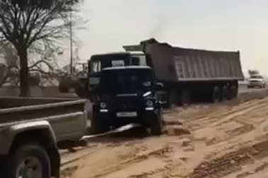 Thái tử Dubai dùng xe sang để cứu xe tải mắc kẹt trên sa mạc