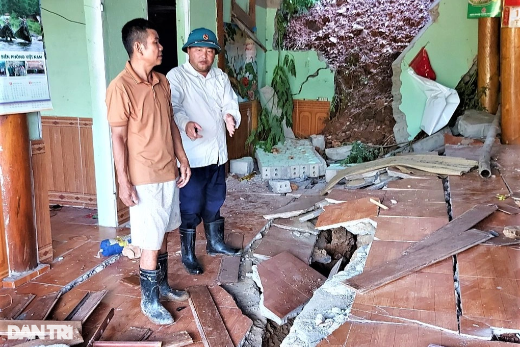 Sau mưa lũ, người dân đối mặt hiểm họa nứt núi - 4 Sau mưa lũ, người dân đối mặt hiểm họa nứt núi - 4