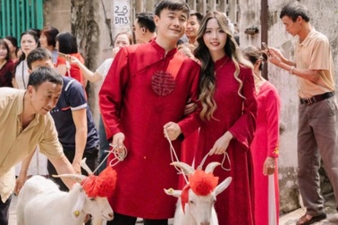 Chú rể dắt 2 con dê đi hỏi vợ và chuyện tình như phim của cô gái Việt