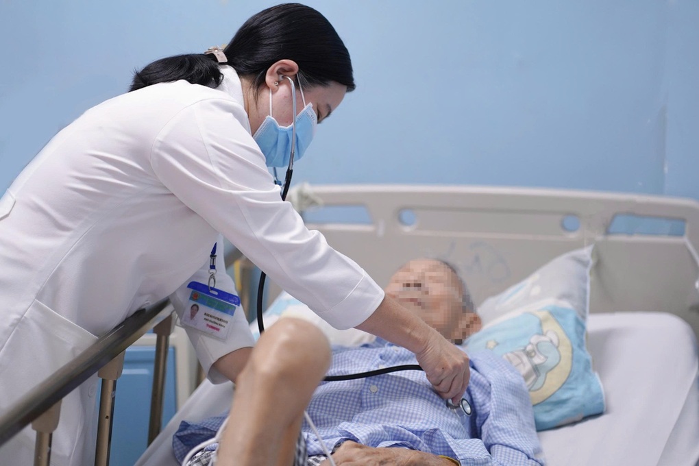 Bệnh nào dễ tấn công người cao tuổi khi TPHCM chuyển mùa, giảm nhiệt độ? - 1 Bệnh nào dễ tấn công người cao tuổi khi TPHCM chuyển mùa, giảm nhiệt độ? - 1