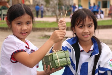 Học sinh vùng biên háo hức gói bánh chưng đón Tết