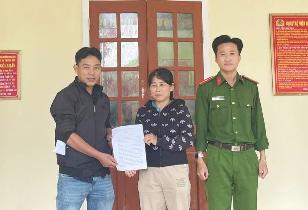 Người phụ nữ báo công an khi tài khoản nhận gần 900 triệu đồng - 1 Người phụ nữ báo công an khi tài khoản nhận gần 900 triệu đồng - 1
