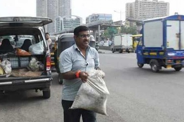 Câu chuyện đằng sau người đàn ông chuyên đi lấp “ổ gà”