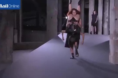 Người mẫu trình diễn thăng bằng “cực đỉnh” tại Tuần lễ Thời trang Paris