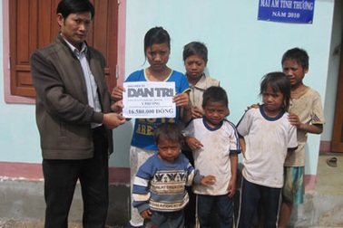 Giúp Y Phương tiếp sức 5 đứa em mồ côi đến trường