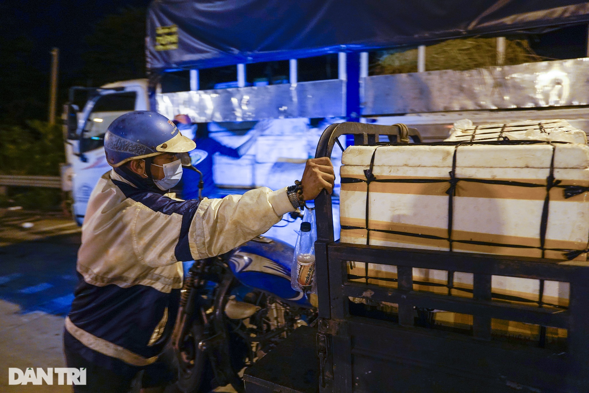 0h ngày 9/7: Trung tâm Sài Gòn vắng lặng, các cửa ngõ tắc dài chờ vào TP - 15 0h ngày 9/7: Trung tâm Sài Gòn vắng lặng, các cửa ngõ tắc dài chờ vào TP - 15