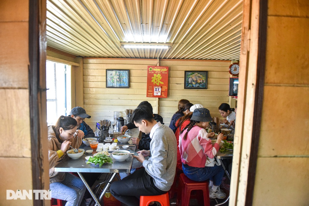 Quán phở gây thương nhớ, khách đông nườm nượp tại Đà Lạt của bà chủ U80 - 9 Quán phở gây thương nhớ, khách đông nườm nượp tại Đà Lạt của bà chủ U80 - 9