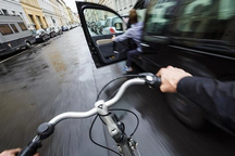 Tốn tiền, ấm ức vì hàng xóm mở cửa ô tô vô ý