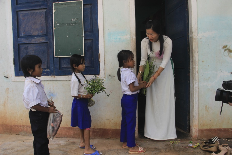 Học sinh miền núi tặng thầy cô hoa dại, sắn rừng, gạo, chuối… trong Ngày Nhà giáo - 9 Học sinh miền núi tặng thầy cô hoa dại, sắn rừng, gạo, chuối… trong Ngày Nhà giáo - 9