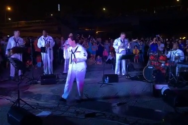 Ban nhạc Hạm đội 7 Hải quân Mỹ hát “Nối vòng tay lớn” tại Đà Nẵng