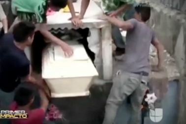 Phá mộ cứu thiếu nữ còn sống trong quan tài