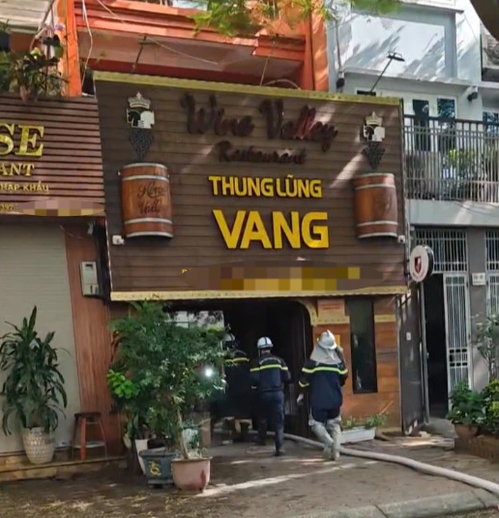 Hà Nội: Cháy cửa hàng rượu vang ở Trung Kính - 1