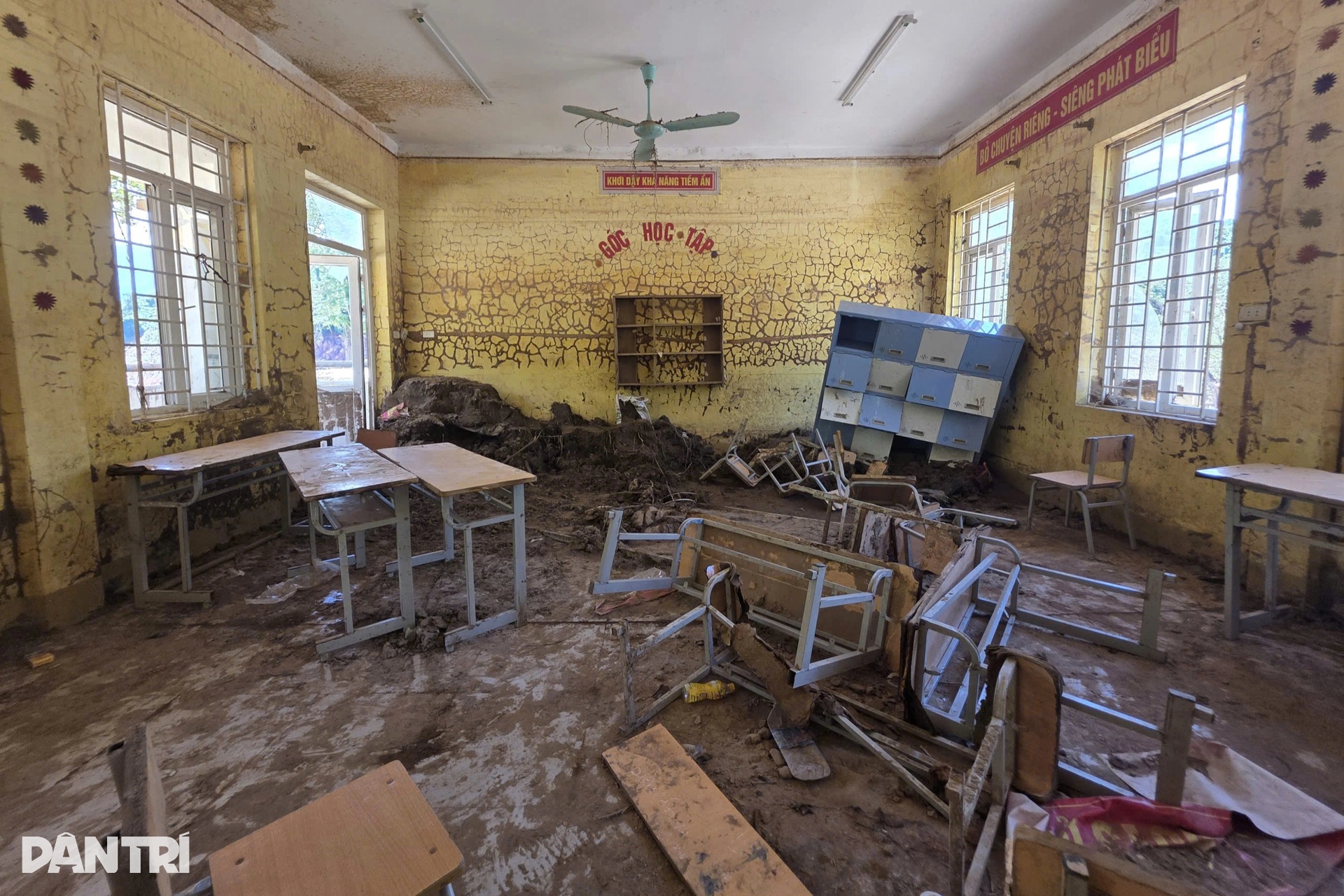Cảnh ngôi trường bán trú ở biên giới đổ nát, tan hoang sau lũ quét - 8 Cảnh ngôi trường bán trú ở biên giới đổ nát, tan hoang sau lũ quét - 8