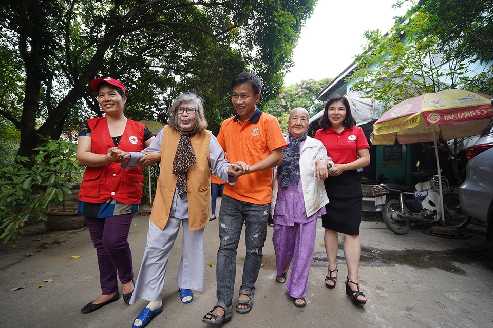 Mang “nghĩa tình mùa xuân” ấm áp đến với nghệ sĩ neo đơn ngày cuối đông - 4