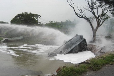 Tìm thấy thi thể 2 vợ chồng bị xe bồn cuốn xuống kênh 