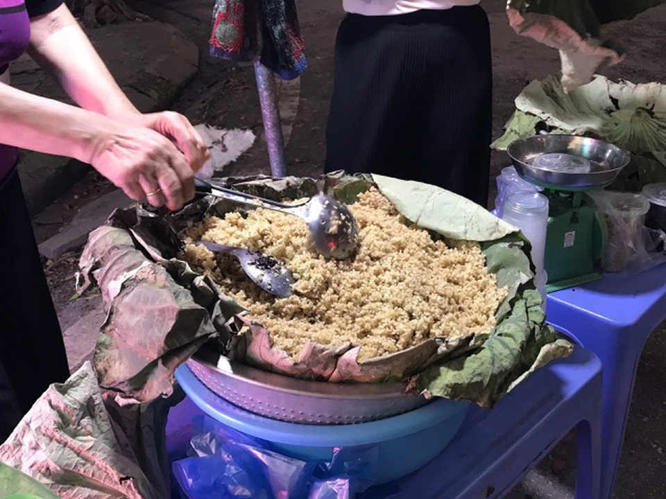 Mới sáng sớm đã bán cả tạ rượu nếp, tiểu thương hốt bạc ngày Tết Đoan Ngọ - 2 Mới sáng sớm đã bán cả tạ rượu nếp, tiểu thương hốt bạc ngày Tết Đoan Ngọ - 2