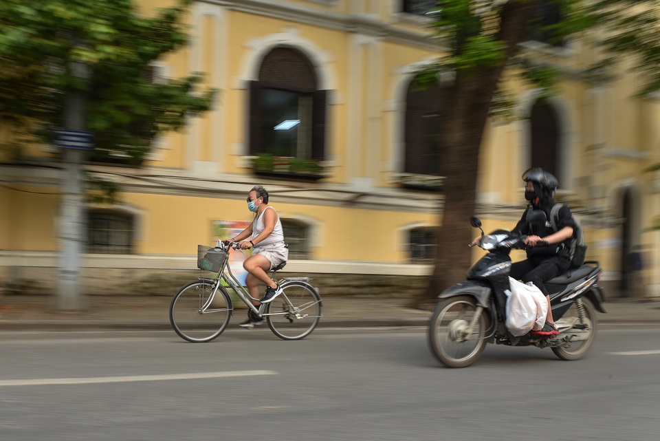 Công an tuýt còi người đạp xe quanh hồ Gươm - 9