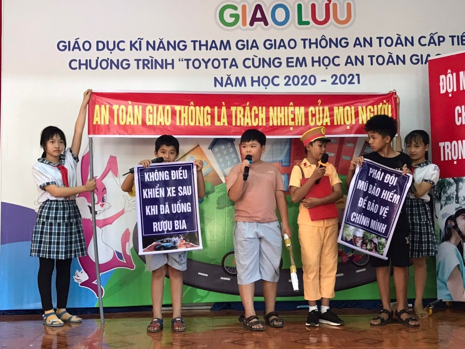 Học sinh tiểu học hào hứng với chương trình Toyota cùng em học an toàn giao thông 2021 - 3 Học sinh tiểu học hào hứng với chương trình Toyota cùng em học an toàn giao thông 2021 - 3