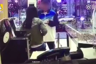 Con trai đánh mẹ tàn nhẫn vì làm gián đoạn khi chơi smartphone gây phẫn nộ