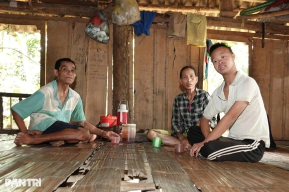 Mẹ già bệnh tật vất vả chăm chồng khuyết tật, con tâm thần