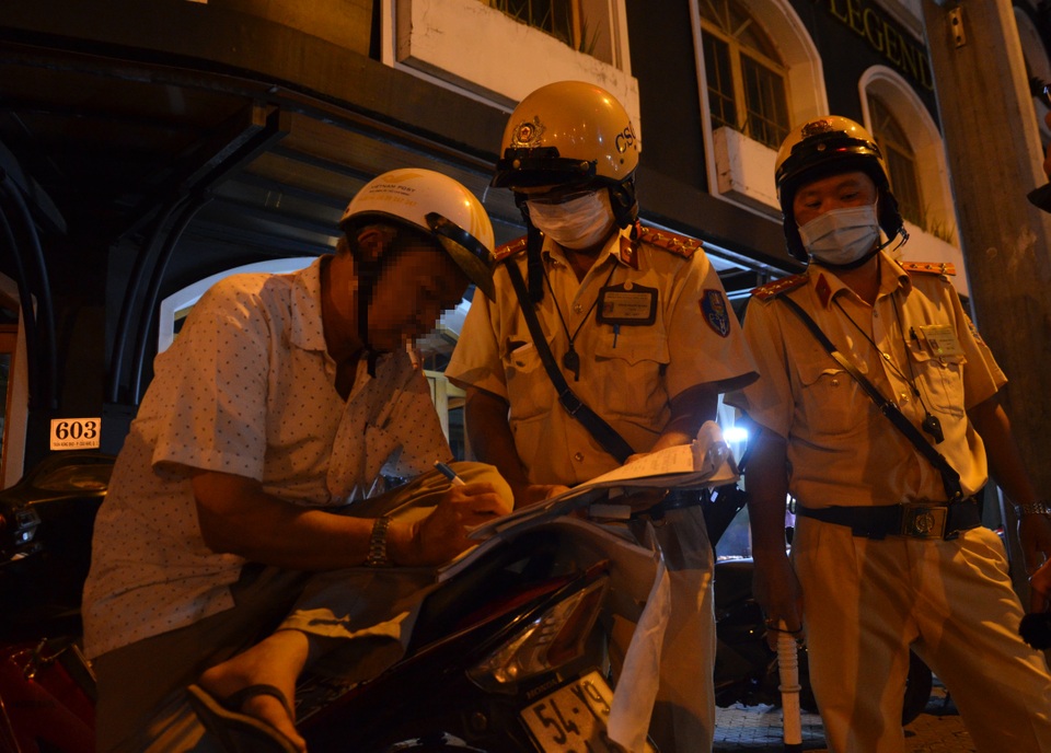 Người đàn ông phát hoảng khi bị phạt hơn 7 triệu đồng vì uống 4 lon bia - 3 Người đàn ông phát hoảng khi bị phạt hơn 7 triệu đồng vì uống 4 lon bia - 3